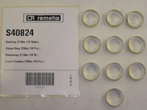 Zehn Metallringe in einem Paket mit der Marke Remeha, auf einem weißen Untergrund angeordnet. Die Ringe haben eine glatte, glänzende Oberfläche.